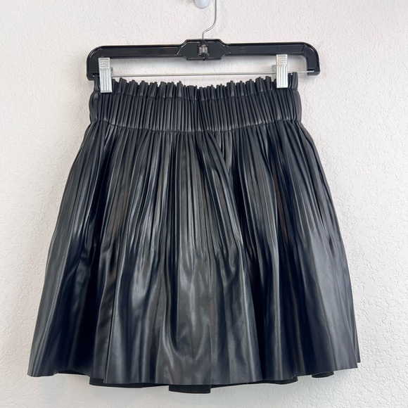 Avec Les Filles Dresses & Skirts - NWT: Avec Leg Filles Pleated Faux leather Mini Black Skirt Size Small